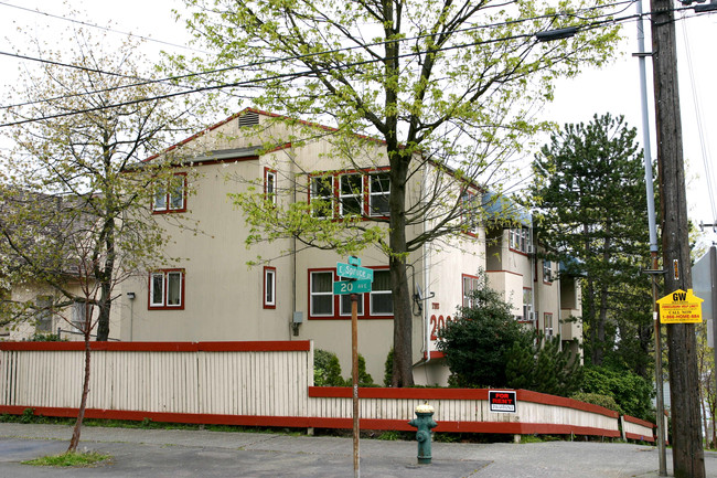 2000 E Spruce St in Seattle, WA - Foto de edificio - Building Photo