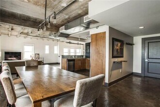 329 E Colorado Blvd in Dallas, TX - Building Photo - Building Photo