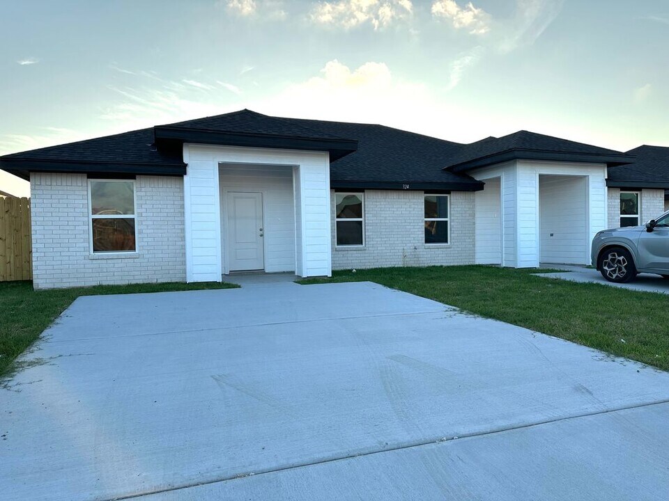 324 Uva Ln in Brownsville, TX - Building Photo