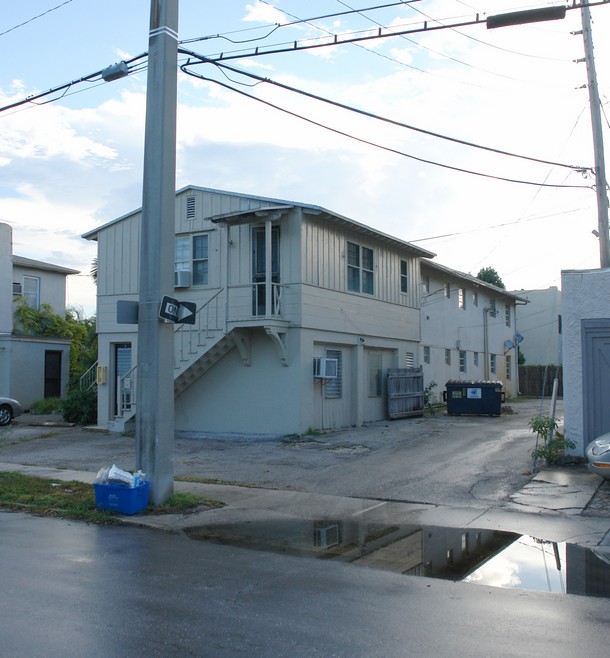 Motor House Apartments in Winnetka, CA - Foto de edificio