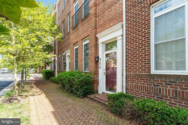 906 Slaters Ln in Alexandria, VA - Building Photo - Building Photo