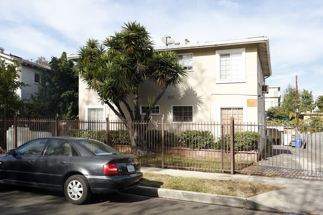 13617 Leadwell St in Van Nuys, CA - Building Photo