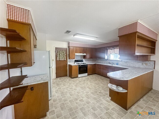 516 W 14th St in Shiner, TX - Building Photo - Building Photo