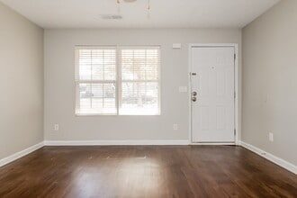 717 Douglass Cir in Mcdonough, GA - Foto de edificio - Building Photo