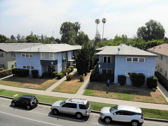 5846-5852 1/2 Woodman Ave in Van Nuys, CA - Building Photo - Building Photo