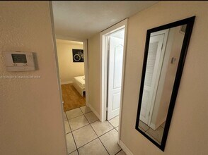427 SW 6th St-Unit -5 in Miami, FL - Foto de edificio - Building Photo