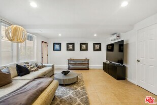 917 N Curson Ave in West Hollywood, CA - Building Photo