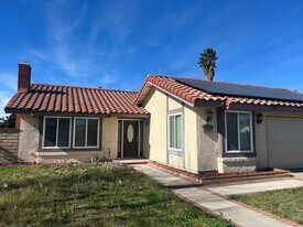 956 N Sandalwood Ave in Rialto, CA - Building Photo