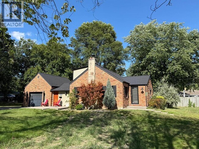 2380 Cabana Road W in Windsor, ON - Building Photo - Building Photo