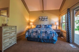2409 NE 8th St in Bend, OR - Foto de edificio - Building Photo