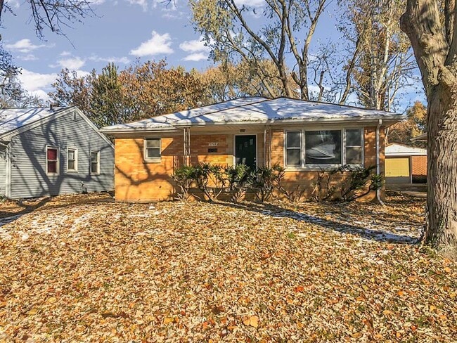 property at 1729 W Iles Ave