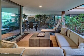 7117 E Rancho Vista Dr in Scottsdale, AZ - Foto de edificio - Building Photo