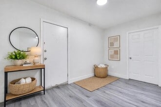 1554 SW 5th St, Unit 5b in Miami, FL - Building Photo - Building Photo