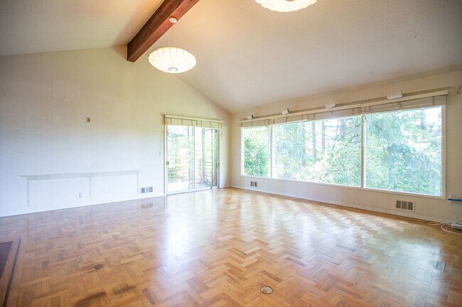 4301 SW Dosch Rd in Portland, OR - Building Photo - Building Photo