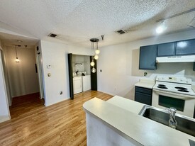 10265 Gandy Blvd N in St. Petersburg, FL - Building Photo - Building Photo