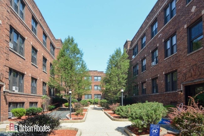 625 W Cornelia Ave, Unit A09C in Chicago, IL - Foto de edificio - Building Photo