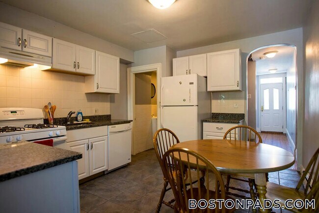 68 Hammond St in Boston, MA - Foto de edificio - Building Photo