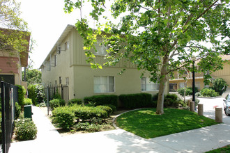 164 W Elmwood Ave in Burbank, CA - Building Photo - Building Photo