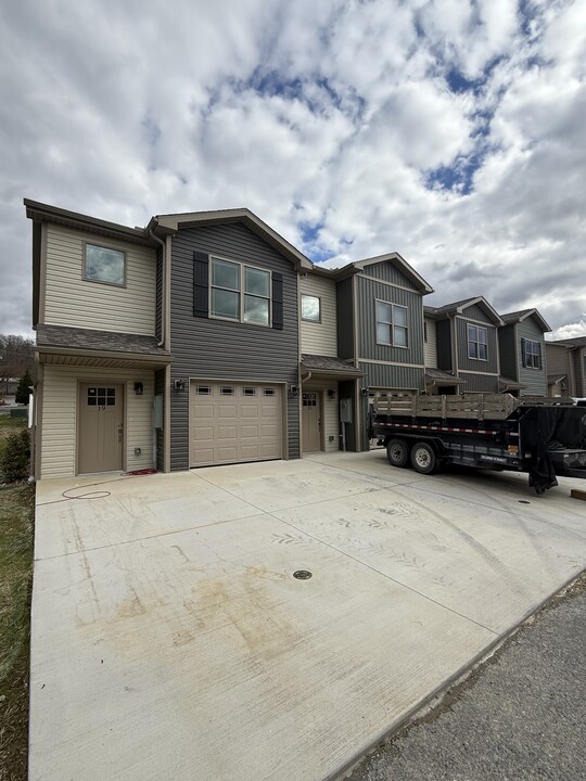 21 Goliath Dr in Bridgeport, WV - Foto de edificio