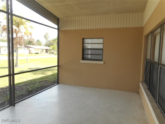 2254 Chandler Ave in Ft. Myers, FL - Building Photo - Building Photo