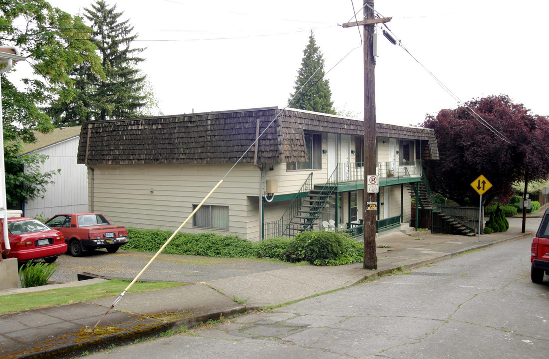 Sutton Manor in Portland, OR - Building Photo