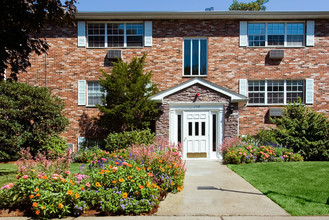 Ridgecrest Village in West Roxbury, MA - Foto de edificio - Building Photo