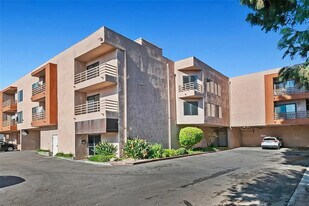 6815 Remmet Ave in Los Angeles, CA - Building Photo