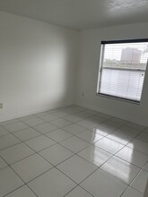 5201 NW 7th St, Unit Apt 317 in Miami, FL - Building Photo - Building Photo