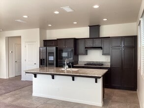 6319 E Creek View Ln in Fresno, CA - Building Photo - Building Photo