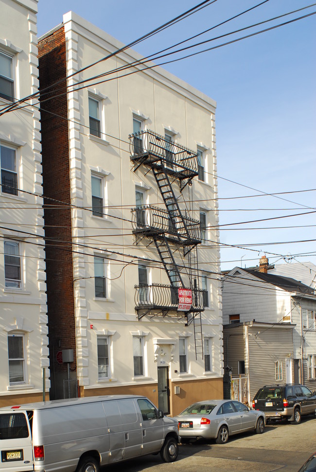 102-104 Beech St in Paterson, NJ - Foto de edificio - Building Photo