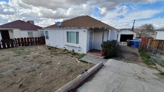 1111 Flora St in Barstow, CA - Building Photo