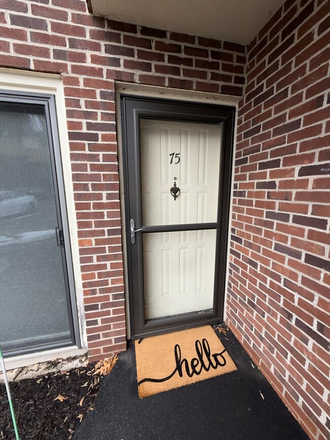 295 Redstone Hill Rd, Unit 75B in Bristol, CT - Foto de edificio - Building Photo