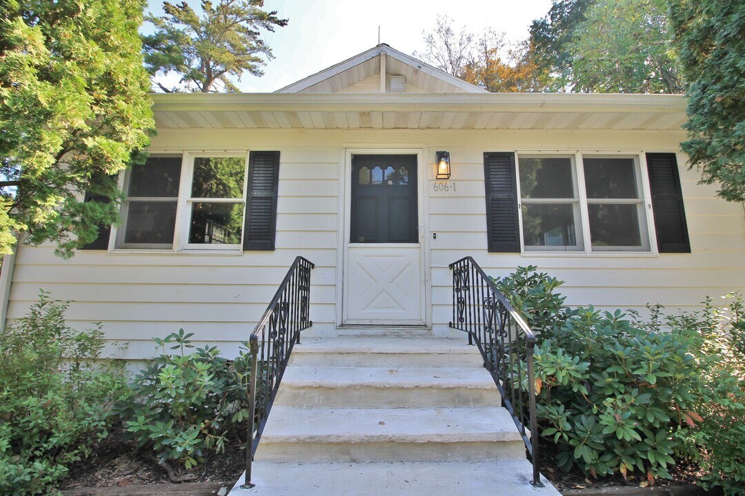 606-616-616 Dewitt Mills Rd in Kingston, NY - Building Photo