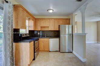 6231 Hayes St in Hollywood, FL - Building Photo - Building Photo