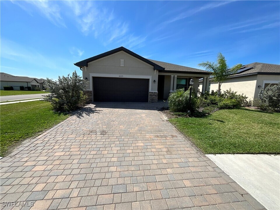 14570 Palamos Cir in Ft. Myers, FL - Building Photo
