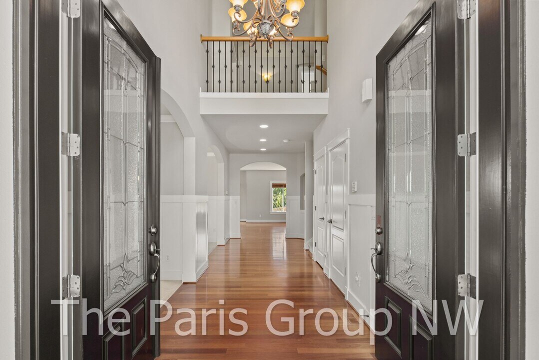 8825 137th Ave SE in Newcastle, WA - Building Photo