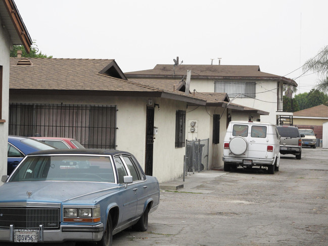 15614 Butler Ave in Compton, CA - Foto de edificio - Building Photo