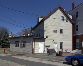 300 Whittenton St in Taunton, MA - Foto de edificio - Building Photo