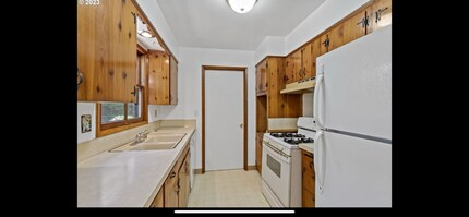 6401 SW McEwan Rd in Lake Oswego, OR - Building Photo - Building Photo