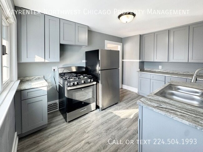 471 Center St in Elgin, IL - Building Photo - Building Photo