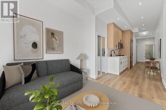 2219-2219 Dundas St W in Toronto, ON - Building Photo - Building Photo