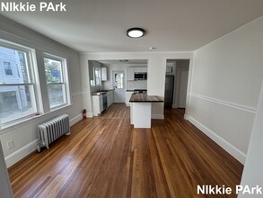 18 Winslow Rd, Unit 2 in Belmont, MA - Building Photo - Building Photo