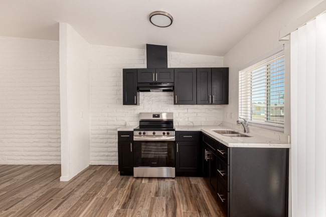 5946 W Rose Ln in Glendale, AZ - Building Photo - Building Photo