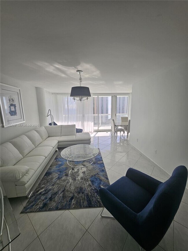 16400 Collins Ave in Sunny Isles Beach, FL - Foto de edificio - Building Photo