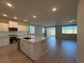 660 Atlantica Dr S in Madera, CA - Building Photo - Building Photo