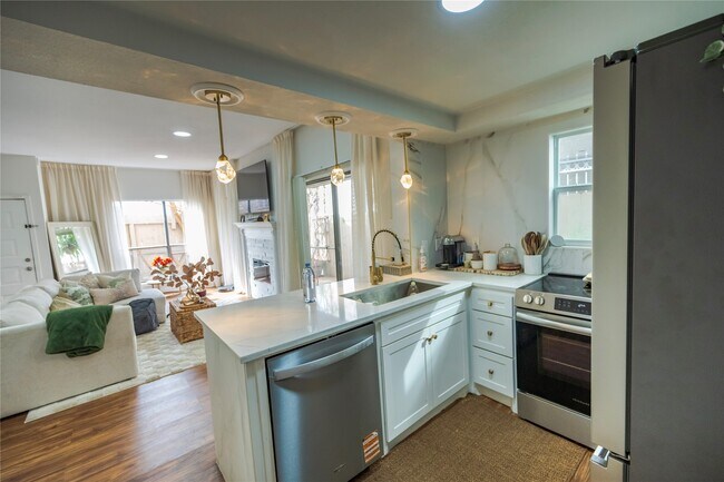 1829 Augusta Dr in Houston, TX - Building Photo - Building Photo