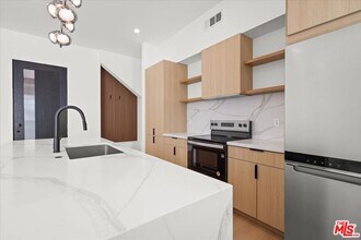5214 Satsuma Ave in Los Angeles, CA - Building Photo - Building Photo