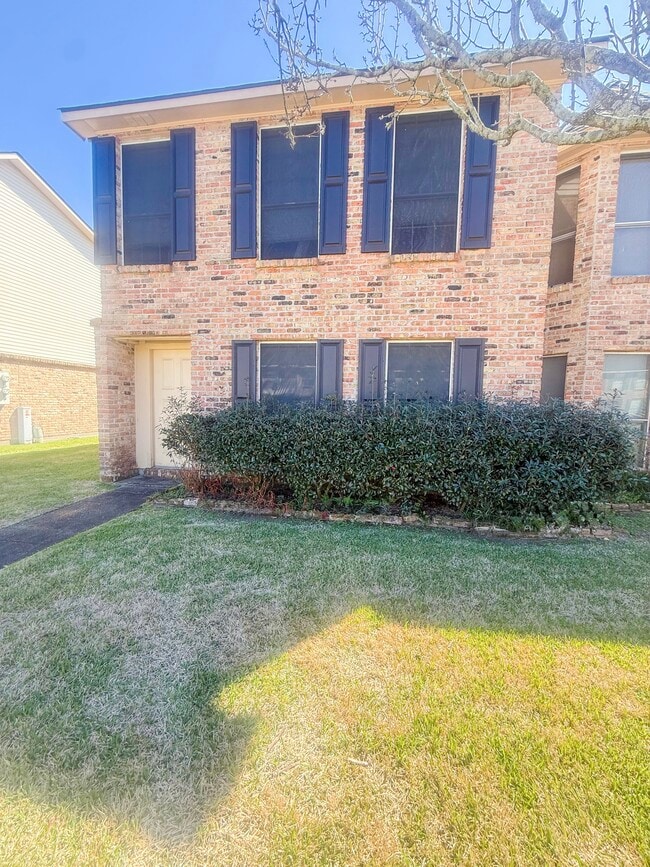 214 Greenbriar Dr in Houma, LA - Foto de edificio - Building Photo