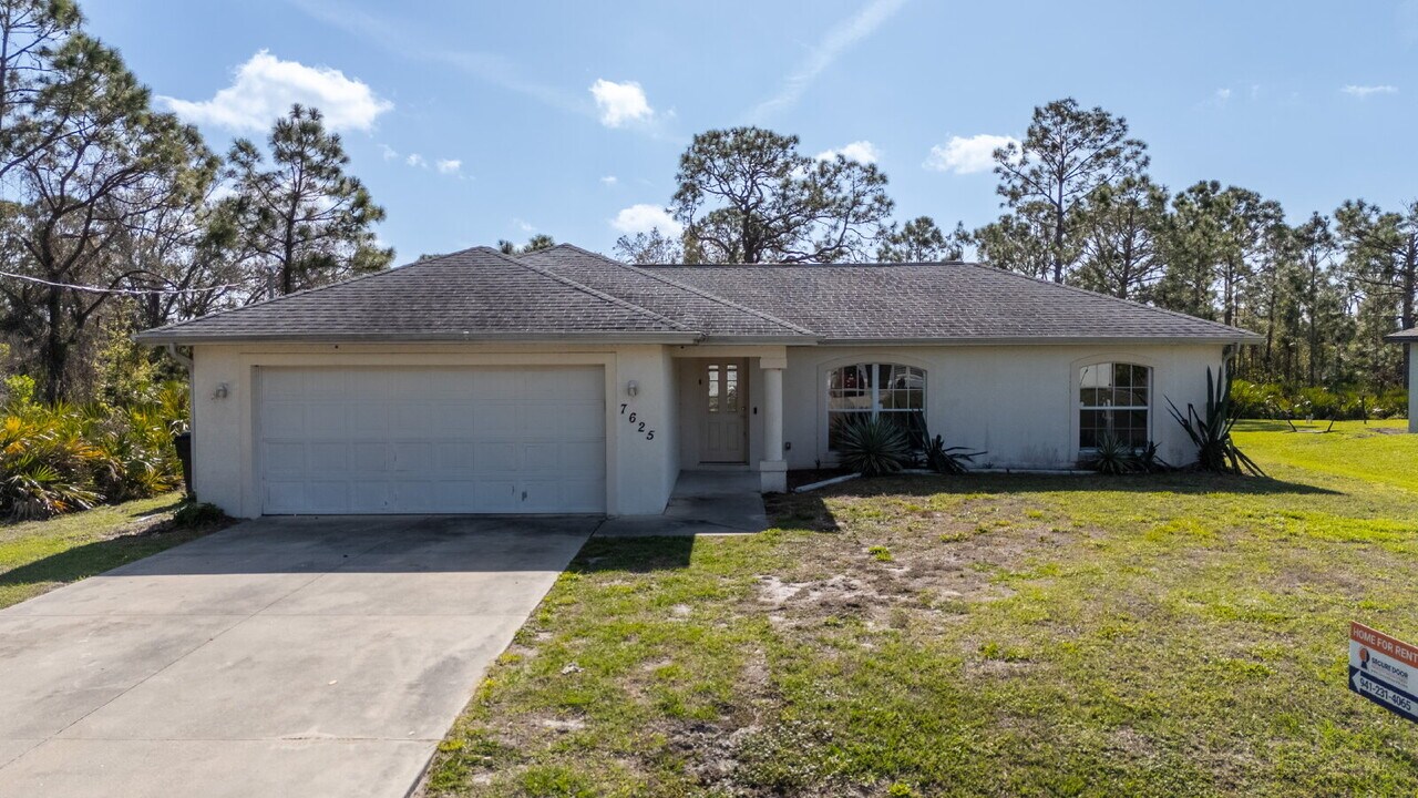 7625 Minardi St in North Port, FL - Building Photo