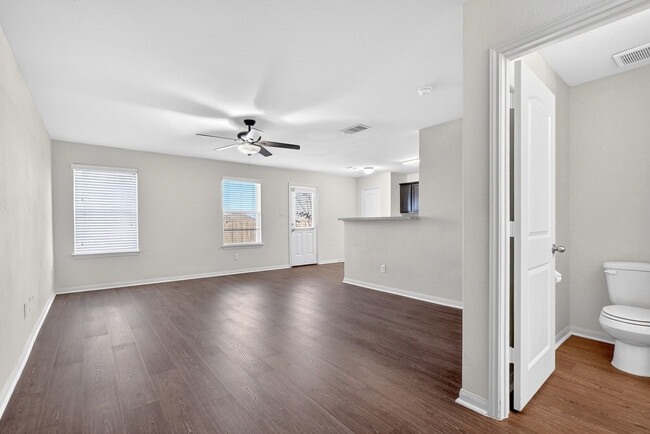 308 Yearwood Ln in Jarrell, TX - Building Photo - Building Photo